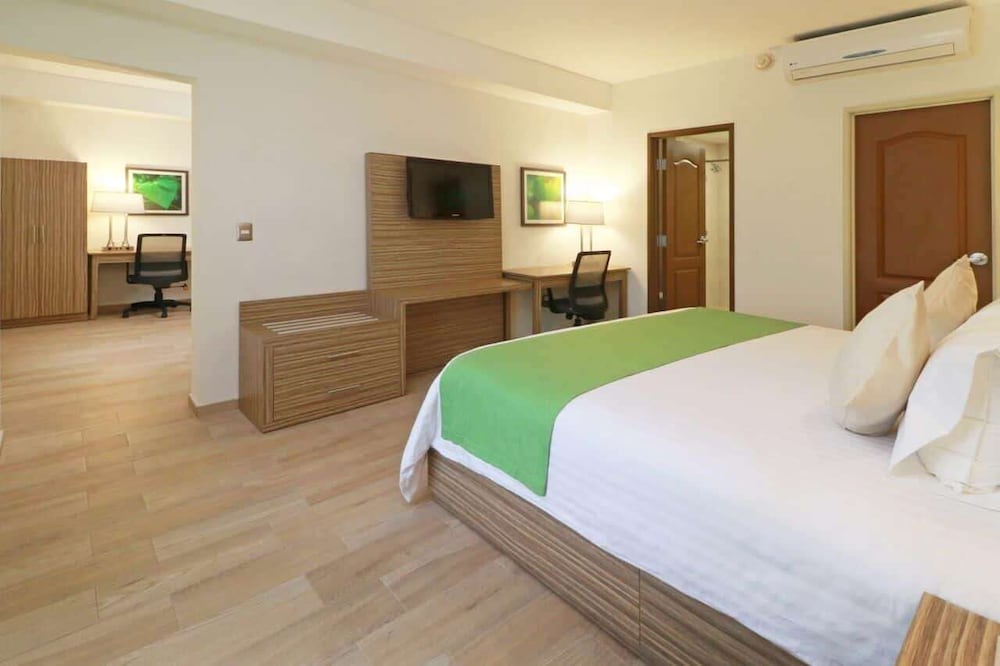 Фото Wyndham Garden Monterrey Valle Real