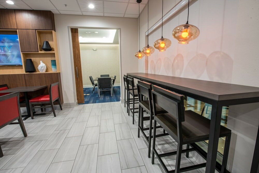 Фото Holiday Inn Express & Suites Lake Charles South Casino Area, an Ihg Hotel