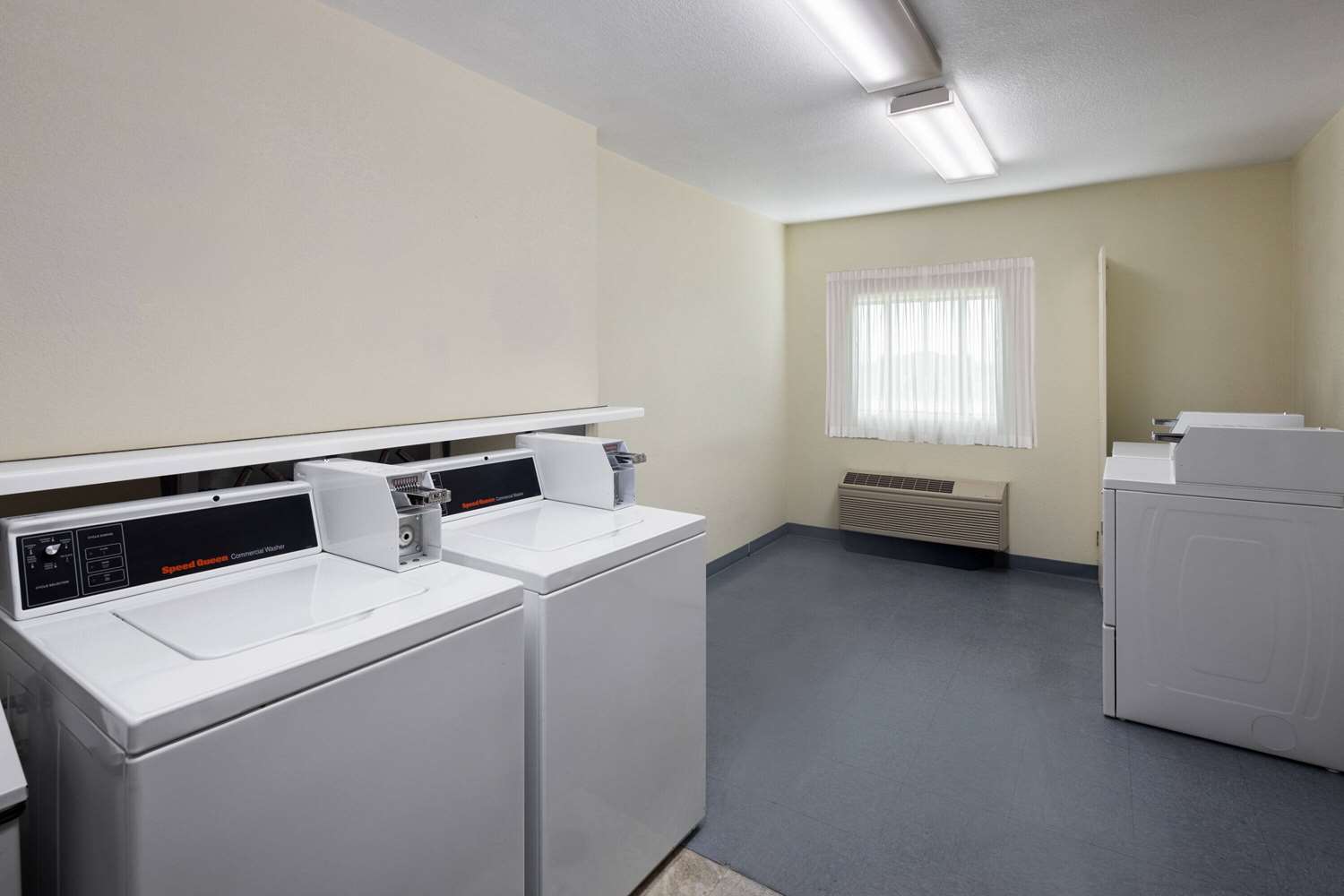 Фото Days Inn & Suites by Wyndham Green Bay Wi