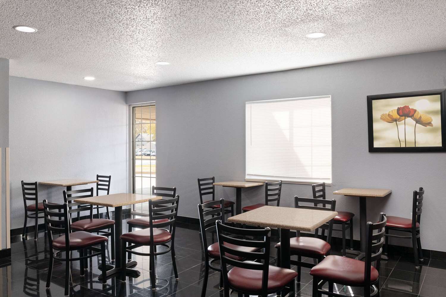 Фото Days Inn & Suites by Wyndham Green Bay Wi