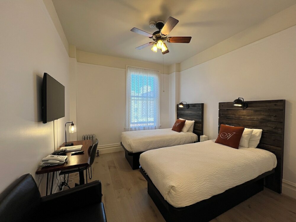 Фото The Andrews Hotel