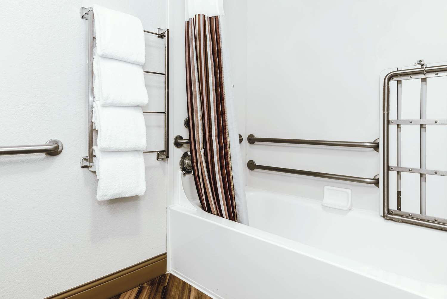Фото La Quinta Inn & Suites by Wyndham Ontario Airport