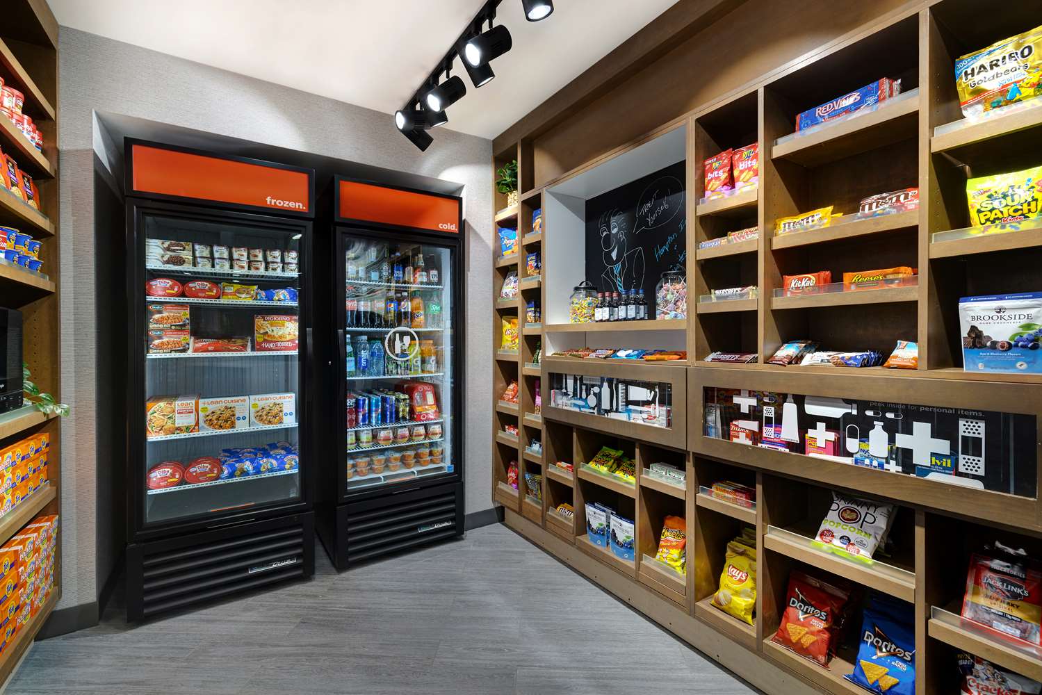 Фото Hampton Inn & Suites Marina