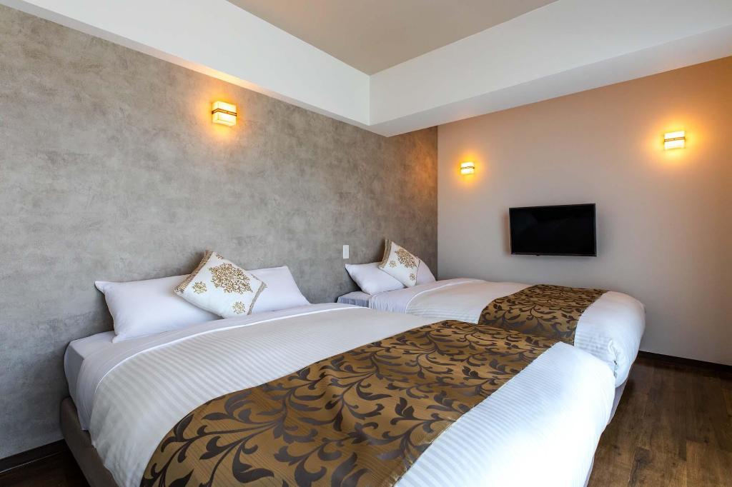 Фото Mr. Kinjo in front of Manza Beach