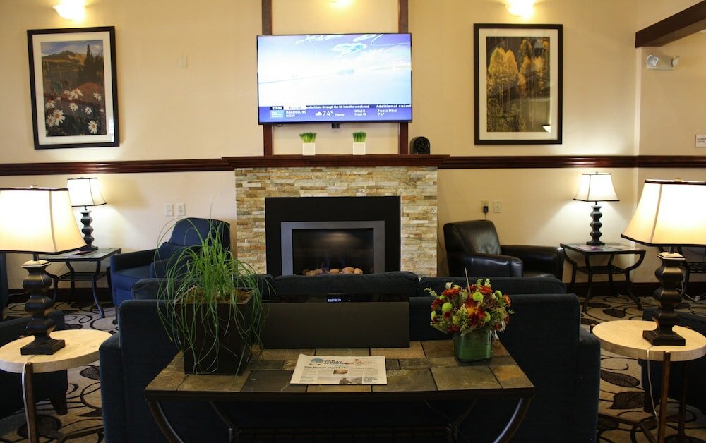 Фото Comfort Suites Denver International Airport