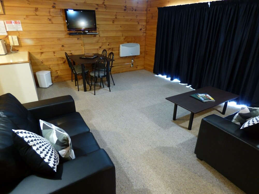 Фото Cedarwood Lakeside Motel & Conference Venue