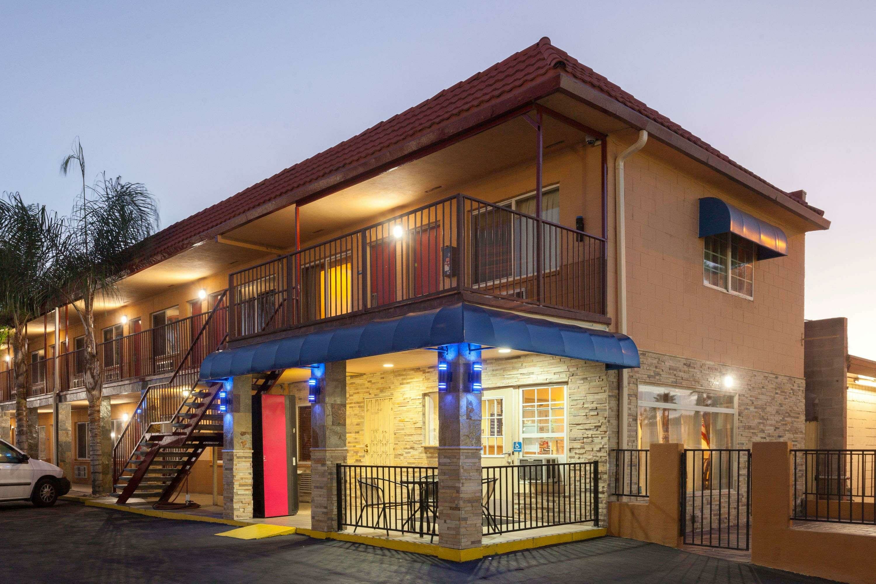 Фото отеля 1