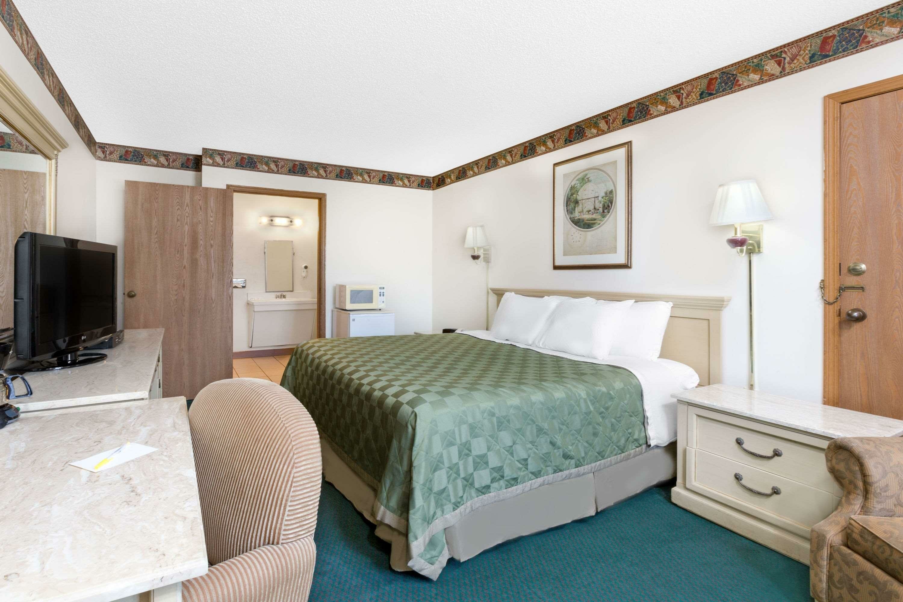 Фото Days Inn by Wyndham Concordia