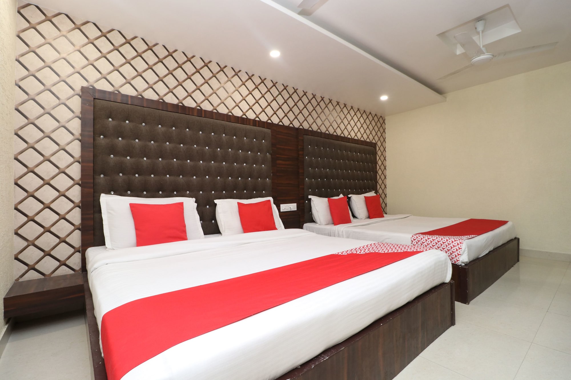 Фото Azaad Lifestyle Hotel by Oyo Rooms