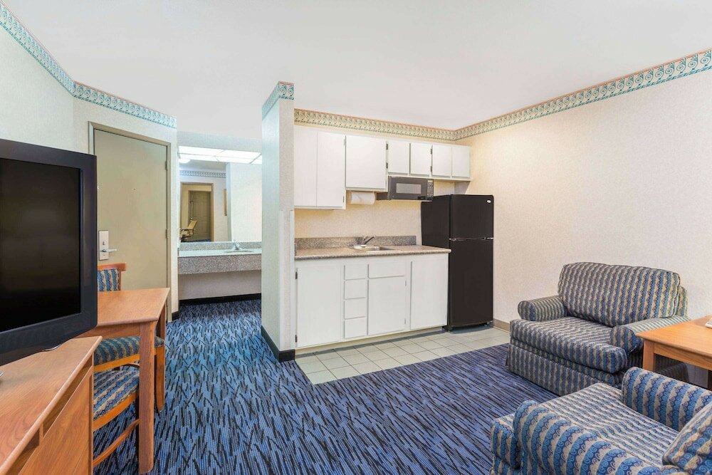 Фото Ramada by Wyndham Kent Seattle Area