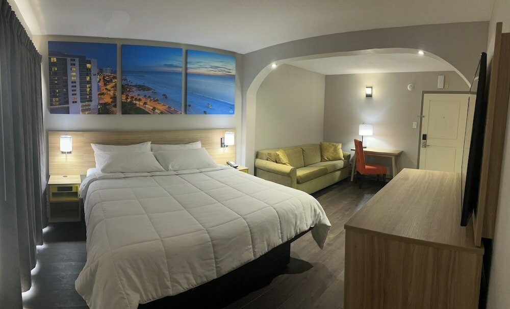 Фото Days Inn & Suites by Wyndham Tampa near Ybor City