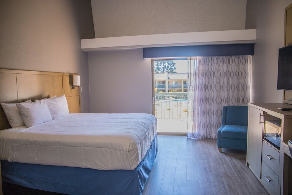 Фото Days Inn by Wyndham Redwood City