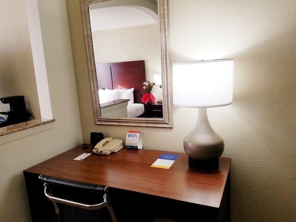 Фото Comfort Suites Las Colinas Center