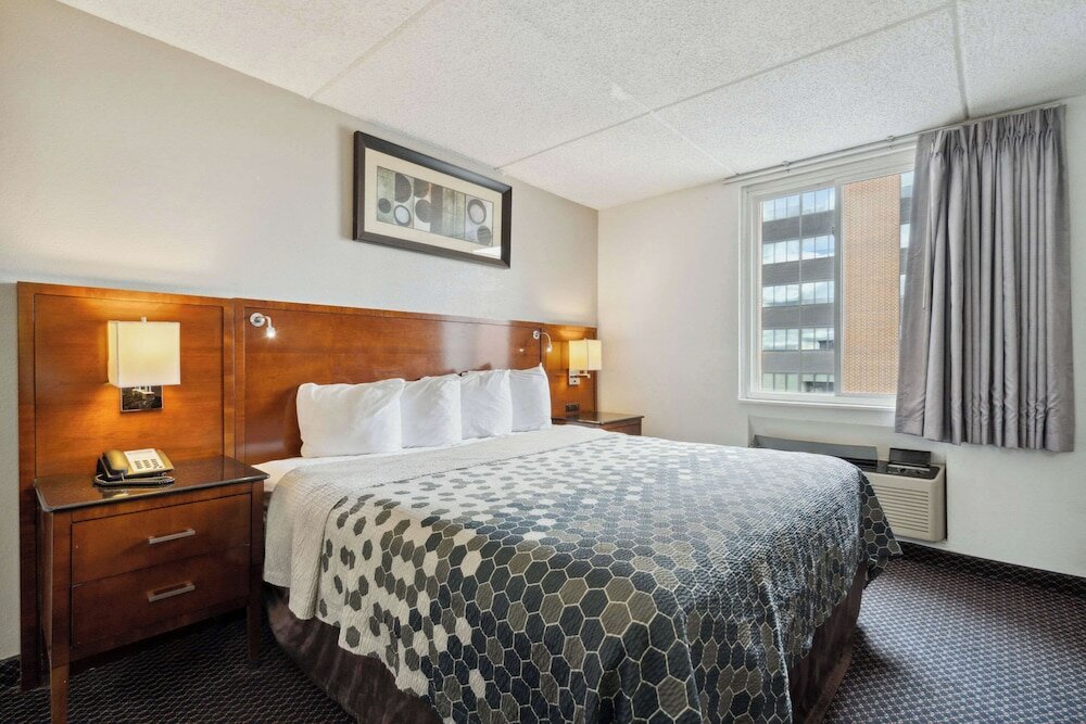 Фото Econo Lodge Inn & Suites