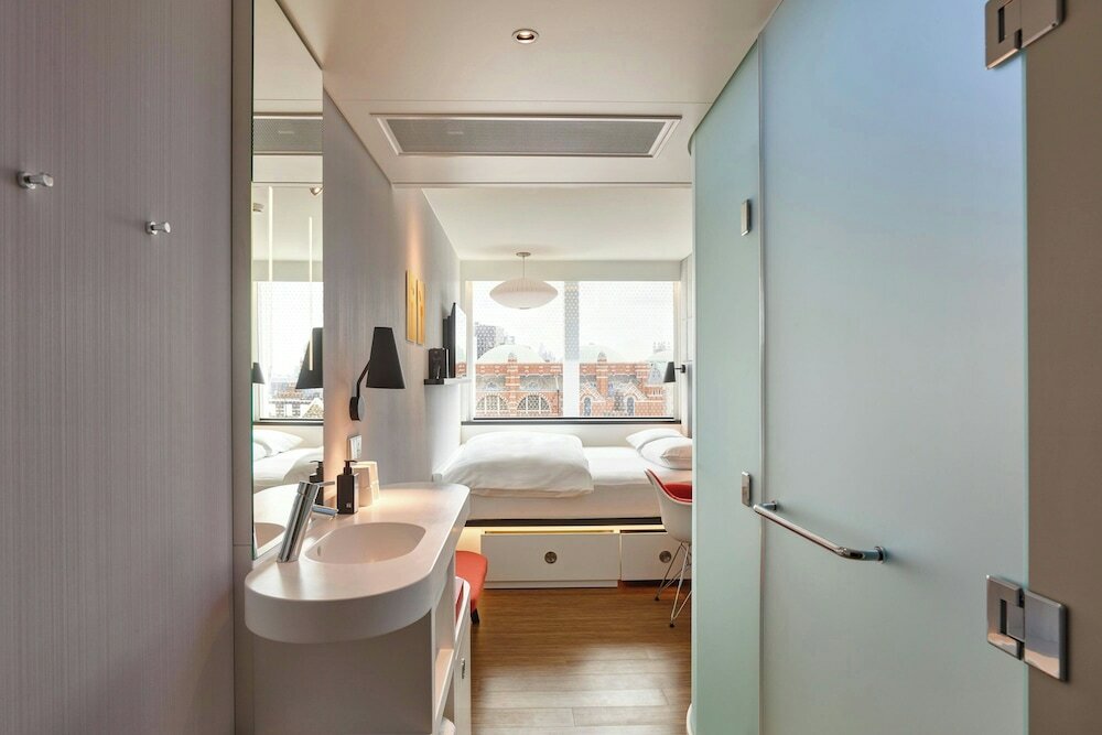 Фото CitizenM London Victoria Station