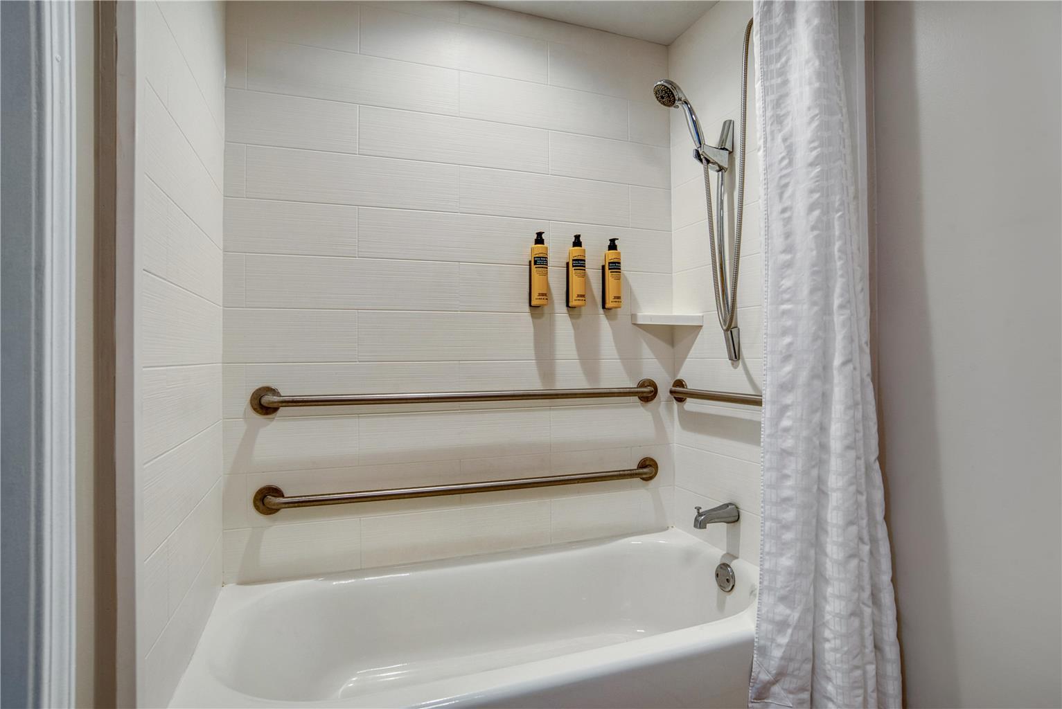 Фото Best Western Plus French Quarter Courtyard Hotel