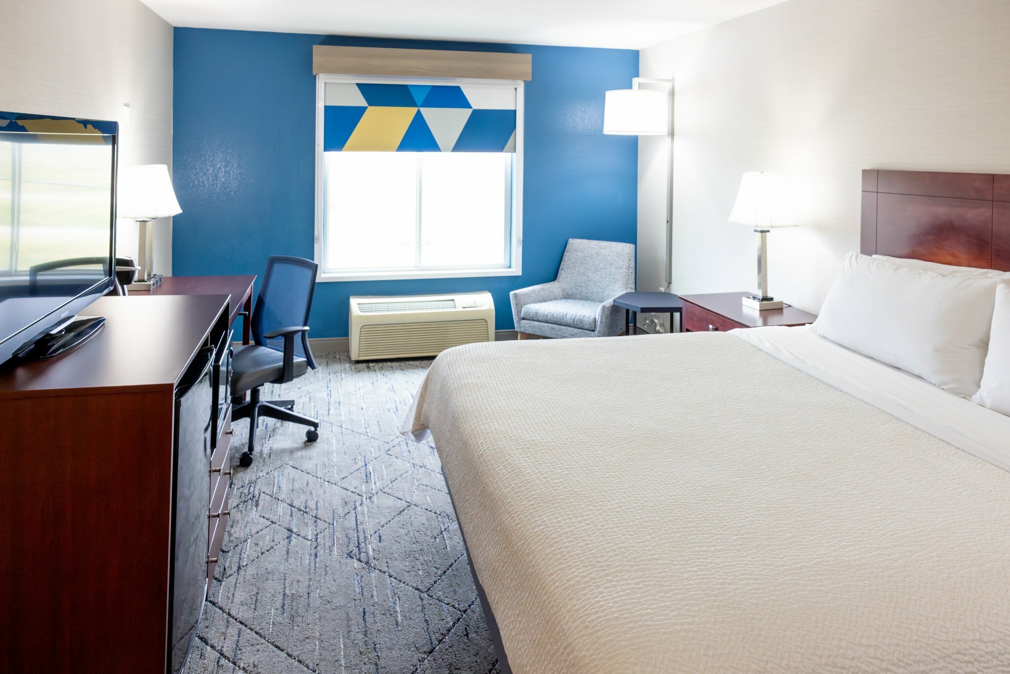 Фото Holiday Inn Express & Suites Wichita Airport, an Ihg Hotel