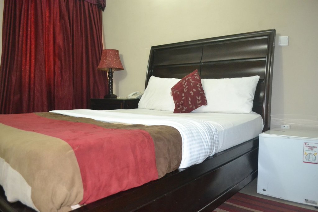 Фото The Emperor Place Annex