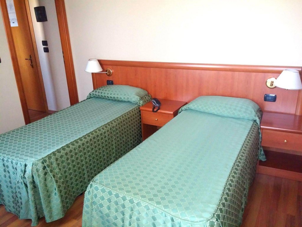 Фото Garden Hotel