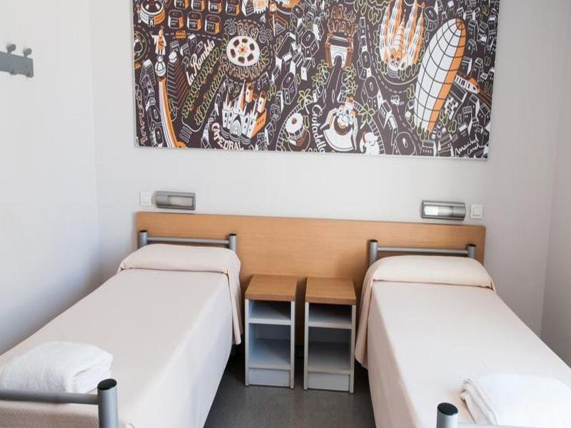 Фото Youth Hostel Pere Tarres