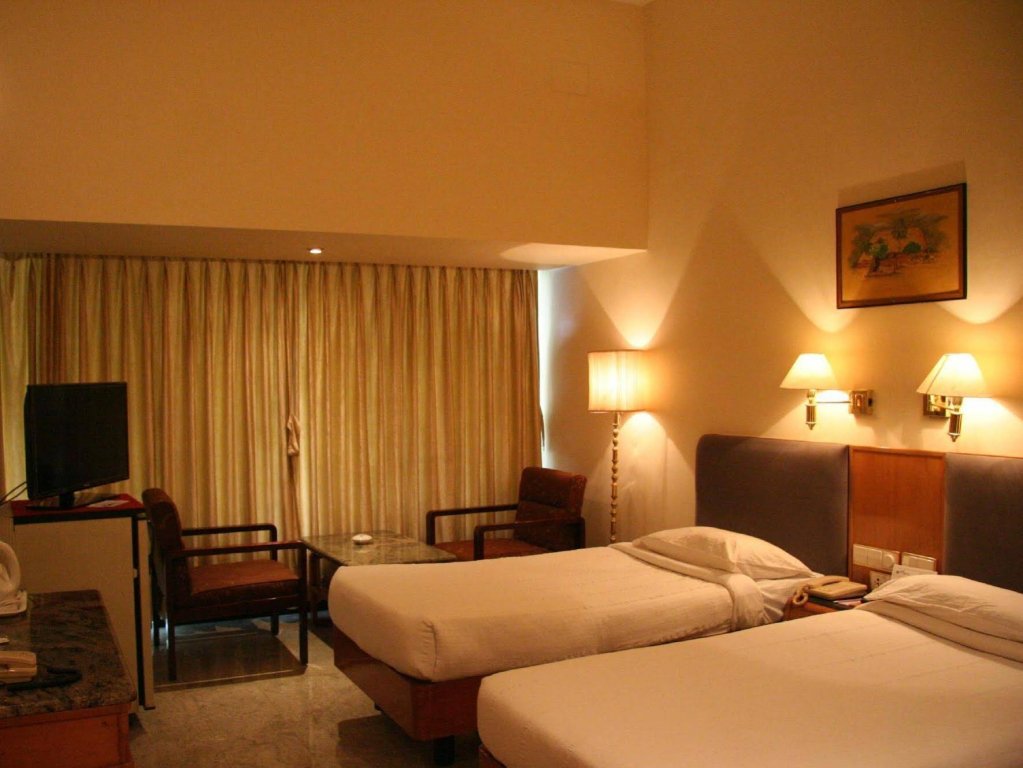 Фото Hotel Parisutham