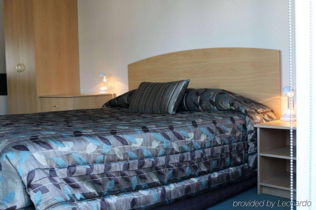 Фото Greenlane Manor Motel