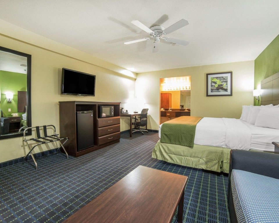 Фото Rodeway Inn & Suites