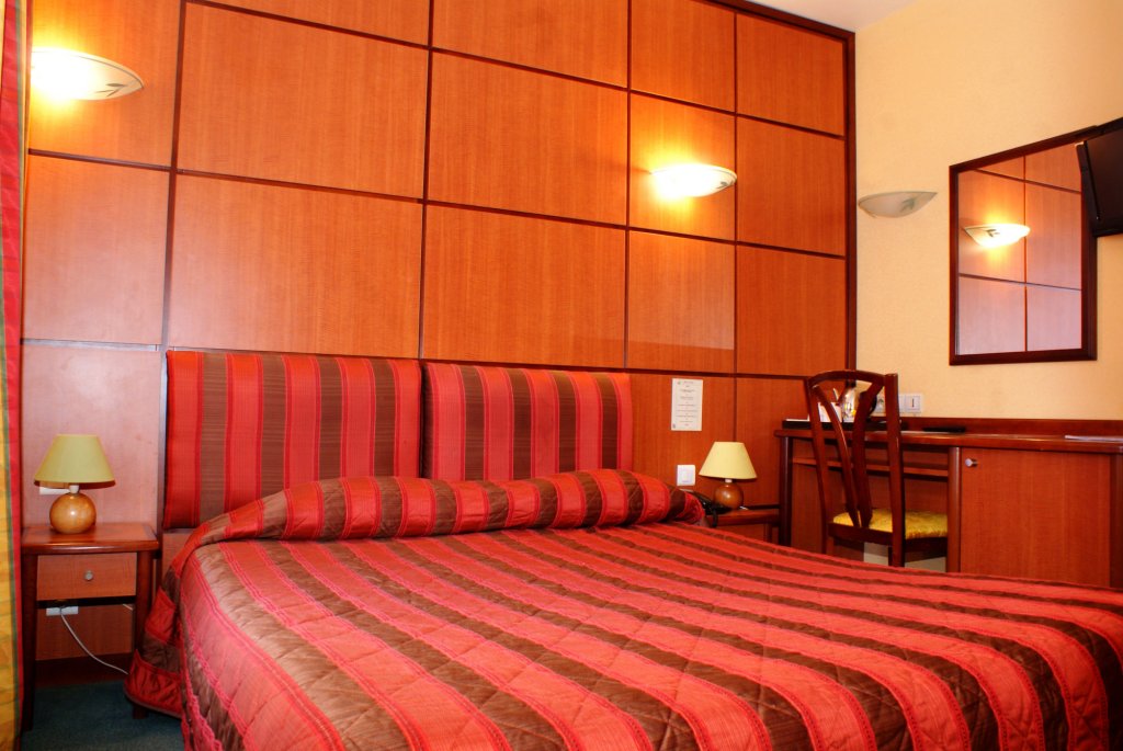 Фото Hotel Esteem Tour Eiffel