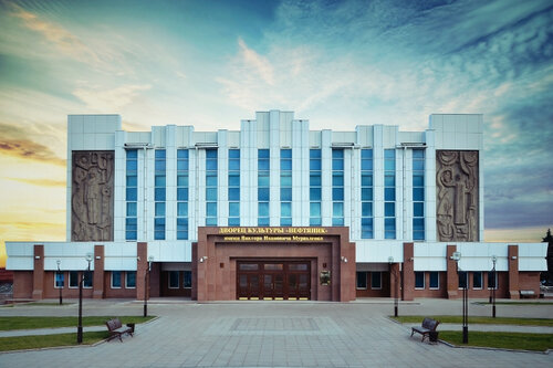 Kültür ocakları Dvorets kultury Neftyanik imeni Viktora Ivanovicha Muravlenko, Tiumen, foto