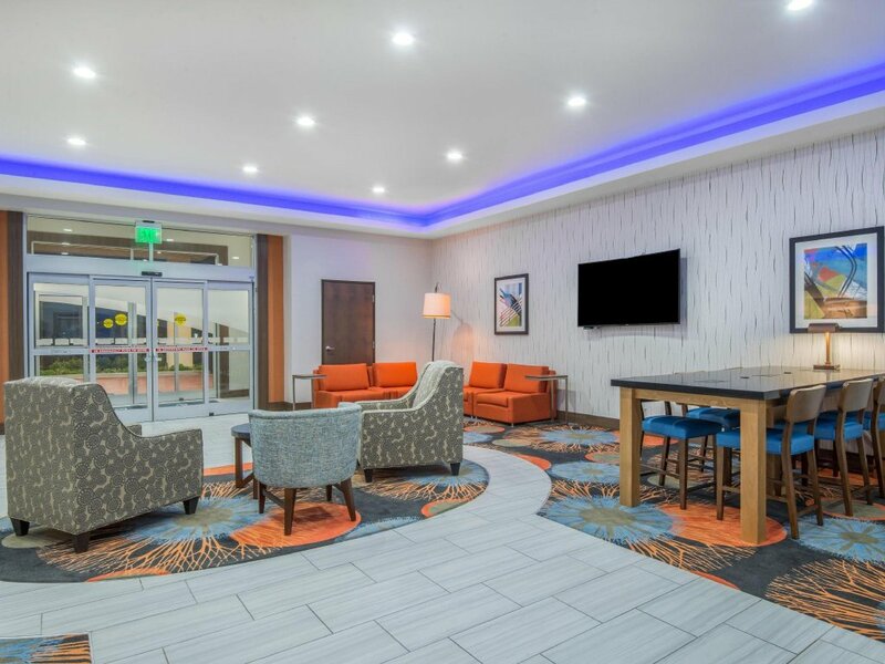 Гостиница Holiday Inn Express & Suites Stillwater - University Area