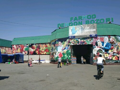 Biz stolga otirdik va porno tomosha qildik.