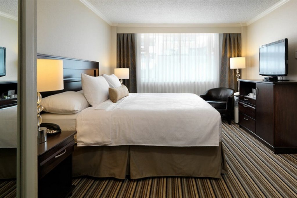 Фото Chateau Victoria Hotel & Suites