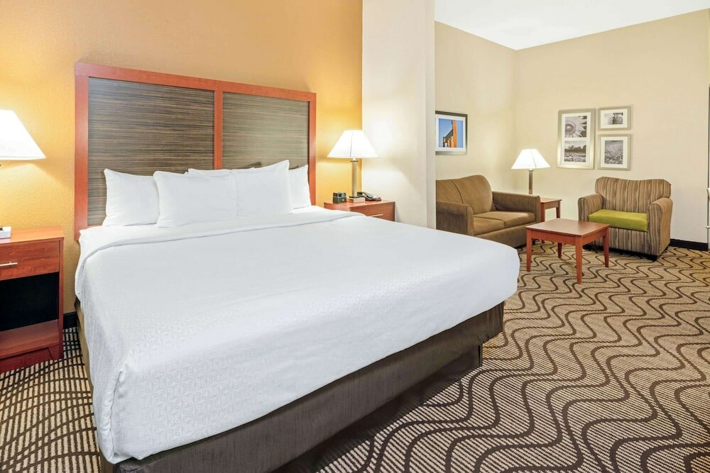 Фото La Quinta Inn & Suites by Wyndham Midwest City - Tinker Afb