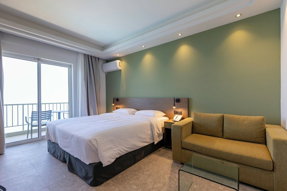 Фото Messinian Bay Hotel