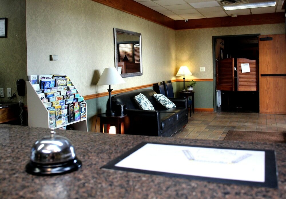 Фото Holiday Manor McPherson