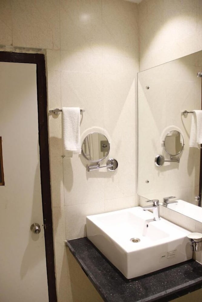 Фото Regenta Inn Larica