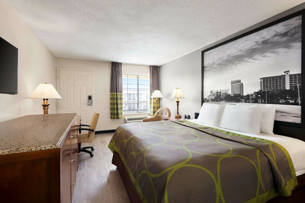 Фото Super 8 by Wyndham Gulfport Biloxi Airport
