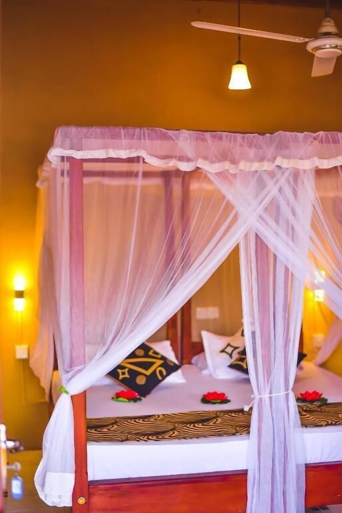 Фото Mrs Wijenayake's Beach Haven Guest House