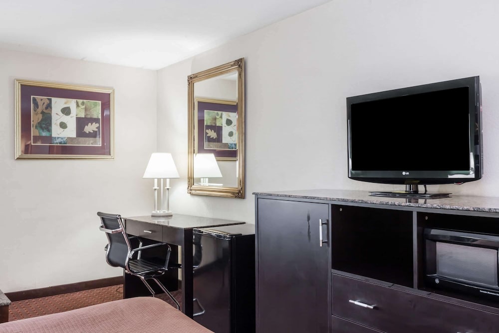 Фото Howard Johnson Hotel by Wyndham Newark Airport