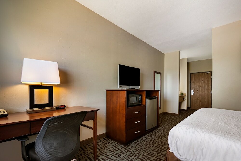 Фото SureStay Plus Hotel by Best Western Topeka Northwest
