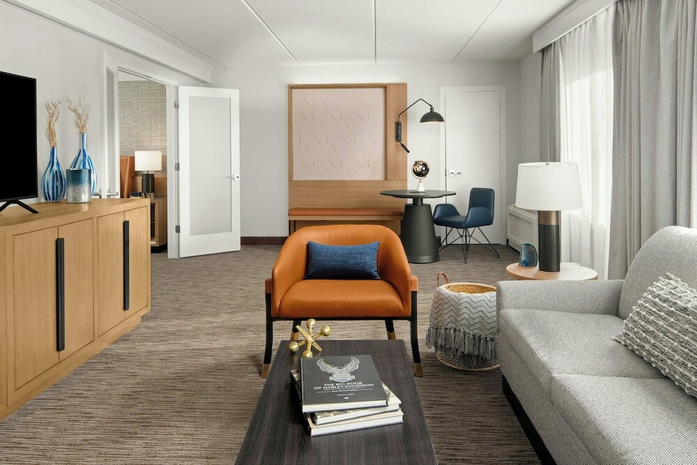 Фото Sheraton Milwaukee Brookfield Hotel