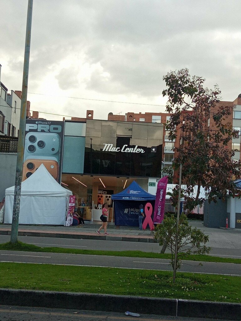 Items for mobile phones Mac Center, Bogota, photo