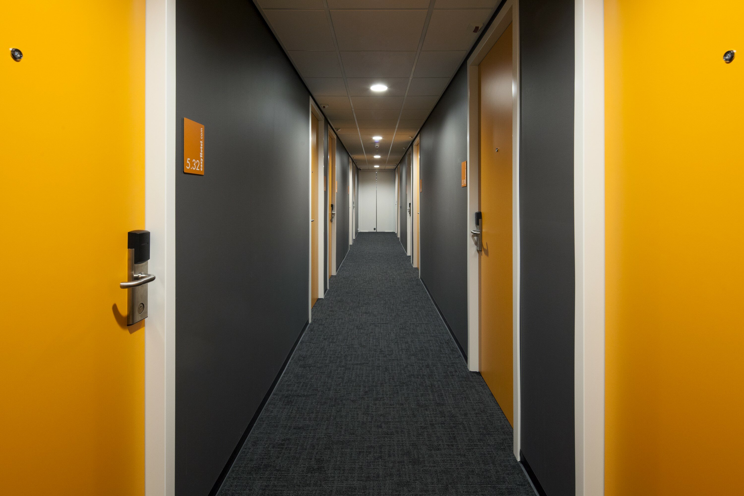 Фото EasyHotel Amsterdam Arena Boulevard