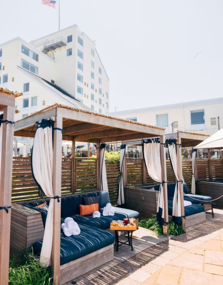 Фото Newport Harbor Island Resort