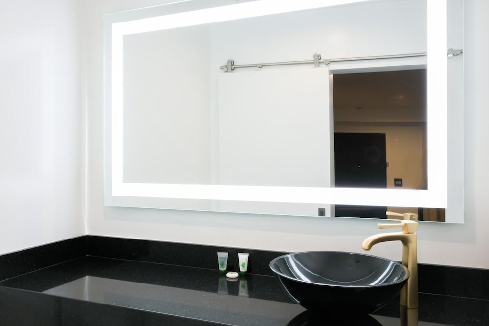 Фото Glen Capri Inn & Suites - Burbank Universal