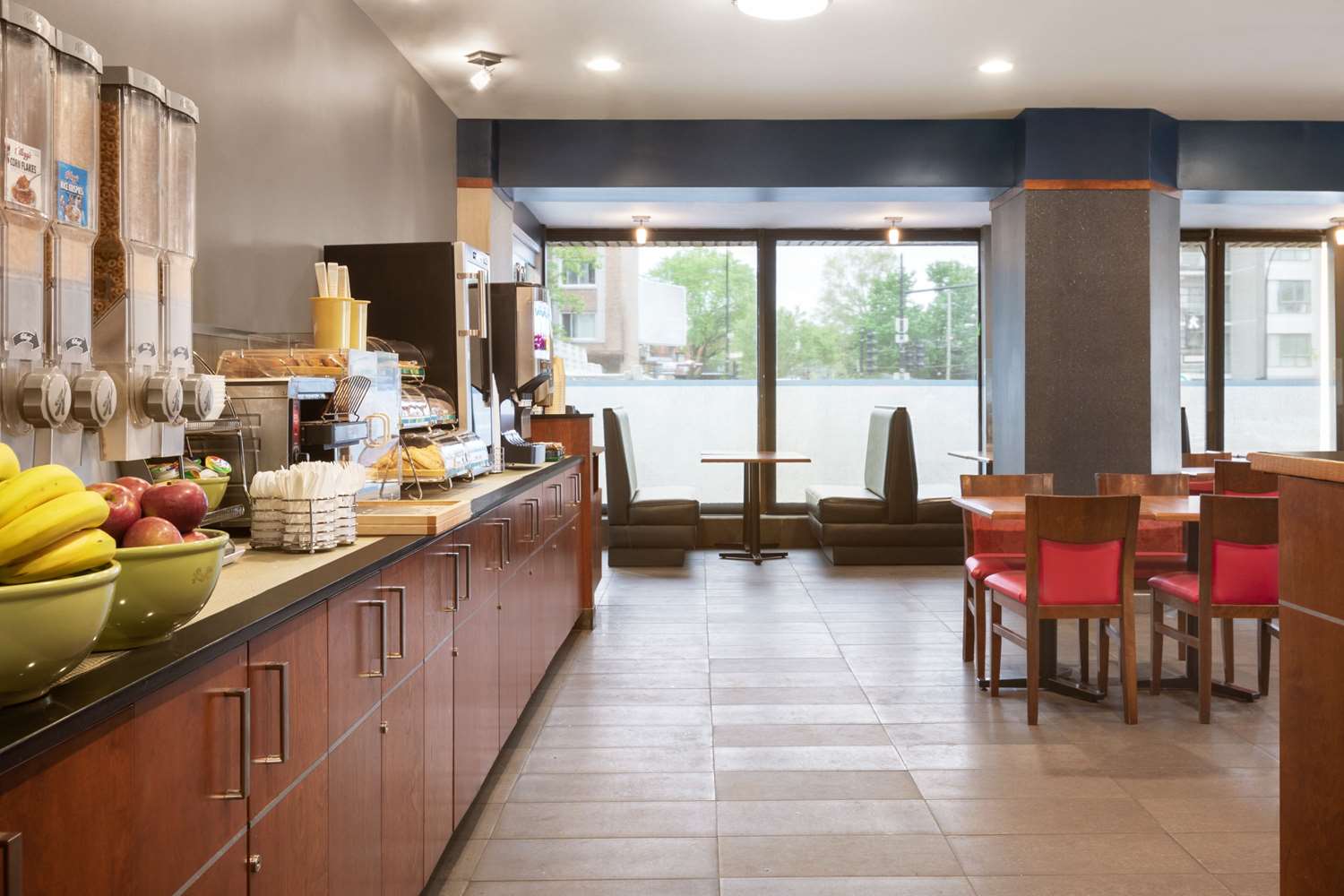 Фото Ramada Plaza by Wyndham Montreal