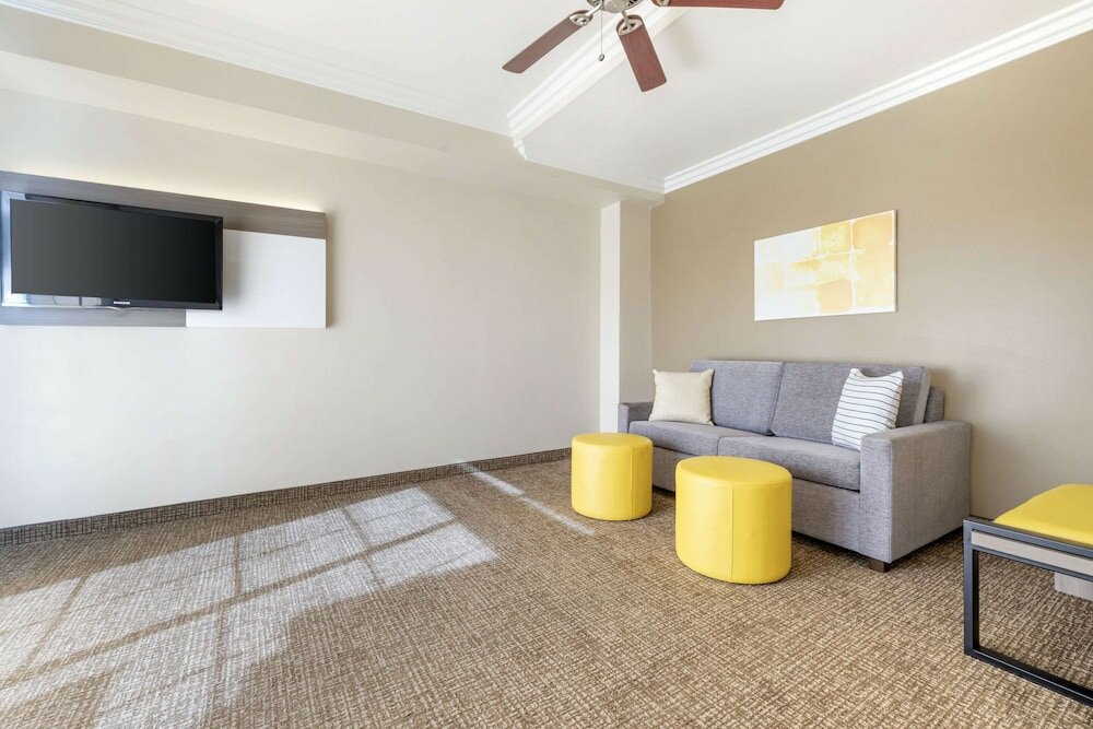 Фото Comfort Suites Oceanside Camp Pendleton Area