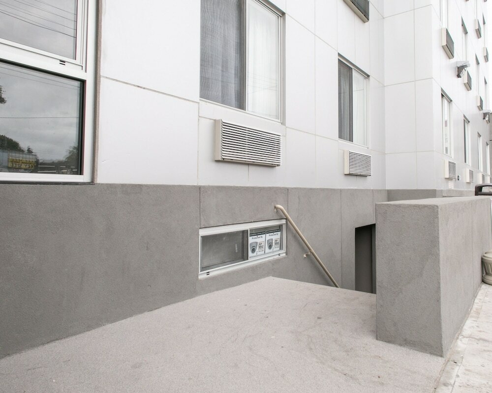 Фото Days Inn by Wyndham Brooklyn Borough Park