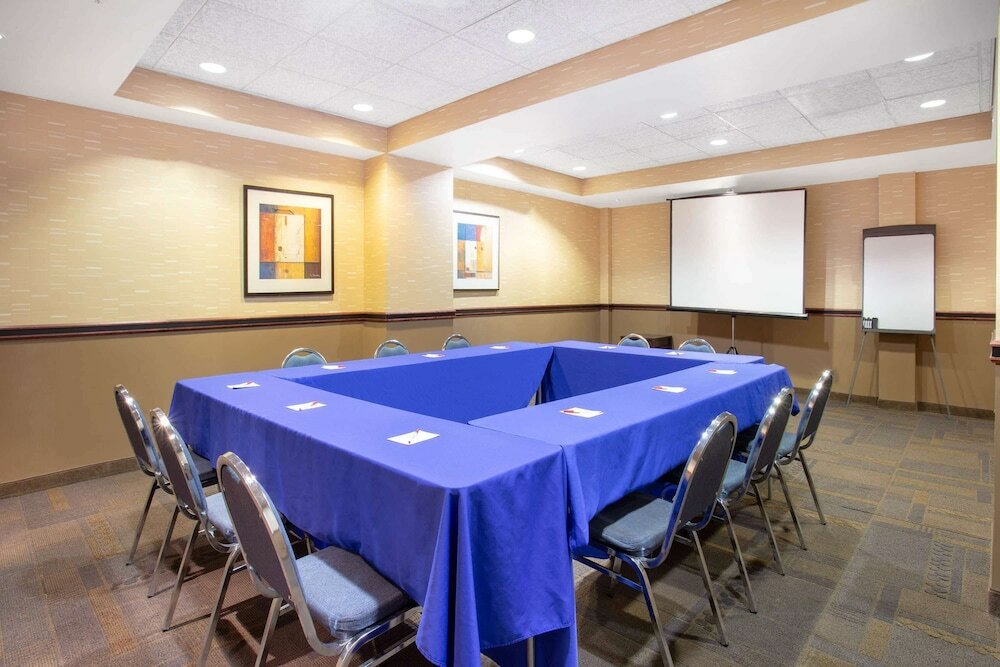 Фото Ramada by Wyndham Phoenix Midtown