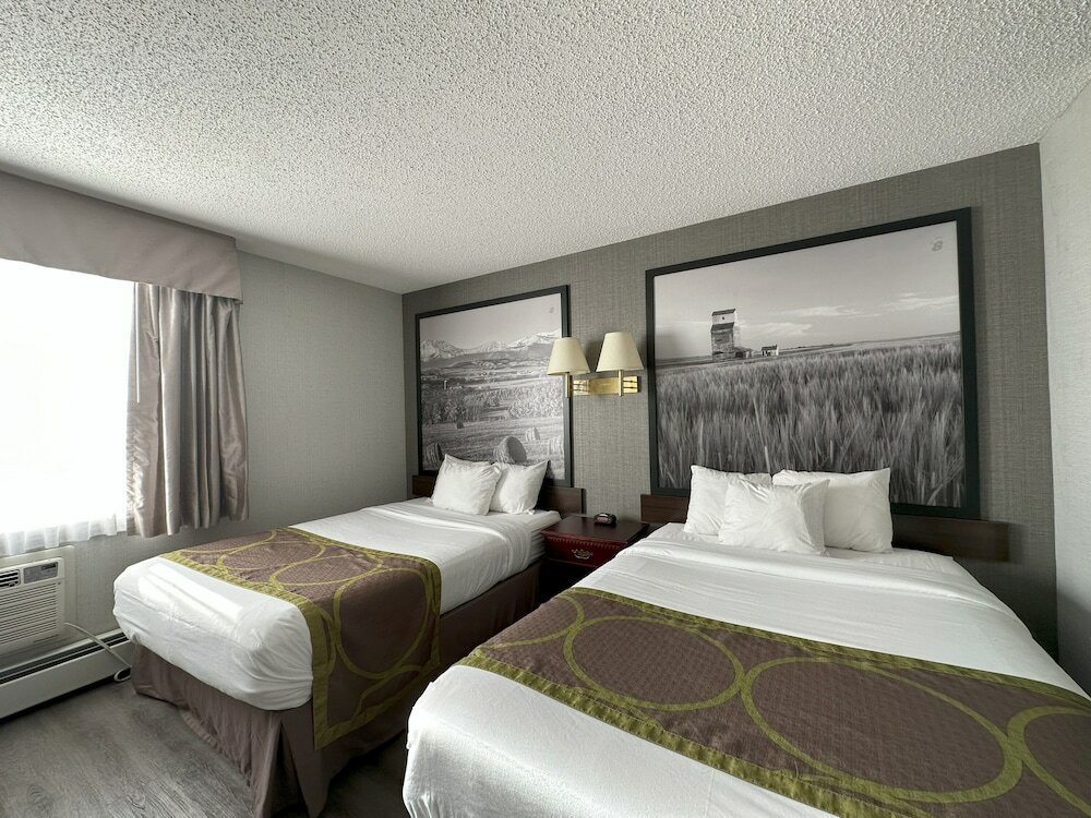 Фото Super 8 by Wyndham Lethbridge